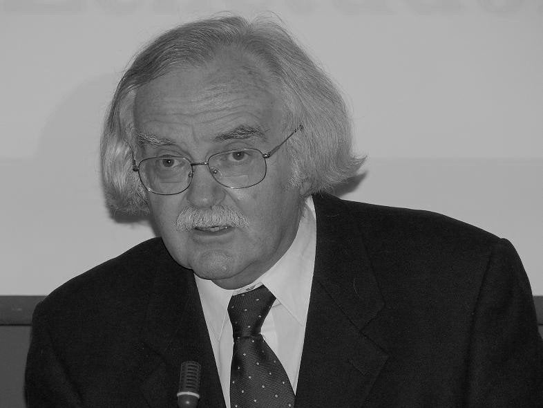 Elhunyt gyülekezetünk tiszteletbeli presbitere, Kósa László professzor úr